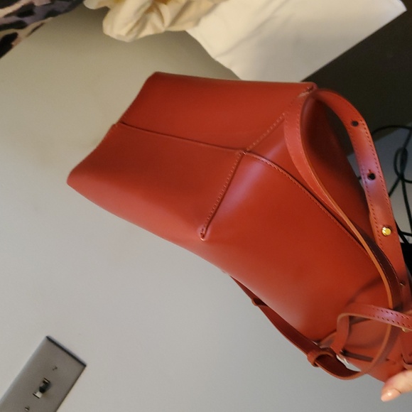 NWT Mansur Gavriel drawstring bucket leather bag in Brandy, Azure Interior - Picture 6 of 13